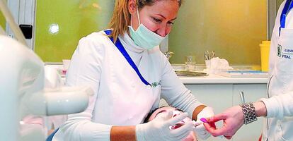 Un paciente en la consulta del dentista.