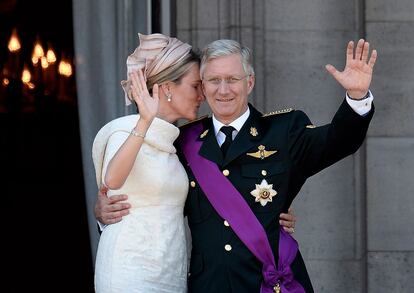 Bruselas, Bélgica, 21 de julio de 2013. La reina Matilde de Bélgica y el rey Felipe de Bélgica saludan desde el balcón del Palacio Real durante la ceremonia de entronización. Felipe asumió el trono después de que su padre Alberto II abdicara por razones de salud y acosado por los escándalos. Los problemas fiscales de su cuñada, la reina Fabiola y el convulso episodio en el que la supuesta hija extramatrimonial del monarca le reclamaba la paternidad en los tribunales, terminaron de decidir a Alberto II a abandonar el cargo.