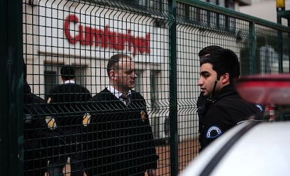Policías turcos en el exterior del diario 'Cumhuriyet', en enero de 2015.