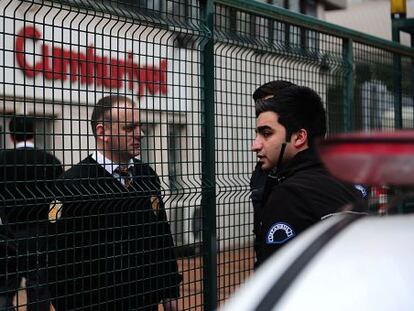 Policías turcos en el exterior del diario 'Cumhuriyet', en enero de 2015.