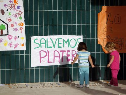 Unos niños junto a las pancartas para salvar el centro infantil de Meco.