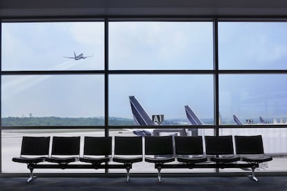 <p>Contemple la posibilidad de aterrizar en un aeropuerto algo más alejado y completar el viaje en coche de alquiler. "Nosotros lo que hacemos es buscar aeropuertos intermedios. Por ejemplo, el de Basilea, que tiene vuelos baratos por su gran actividad, da a tres países —Alemania, Suiza y Francia— y una vez que aterrizas puedes alquilar un coche para llegar al destino", aconseja Javier Blanquer, de <a href="https://www.viajaporlibre.com/blog/" rel="nofollow" target="_blank">Viajaporlibre.com</a>. Si te vas a mover por Asia, África o Sudamérica, otra opción es <strong>buscar en las páginas webs de los aeropuertos. "Una vez informados de las compañías que operan allí, buscamos el vuelo en la web de la propia aerolínea", añade Blanquer.</strong></p>