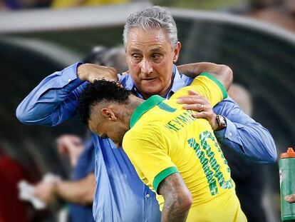 Tite cumprimenta Neymar em amistoso contra a Colômbia.