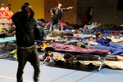 Migrantes duermen en un gimnasio abierto por voluntarios de la Cruz Roja. El campamento de Grande-Synthe fue abierto en marzo del año pasado por la ONG Médicos sin Fronteras (MSF) y el Ayuntamiento de la ciudad, Dunkerque.