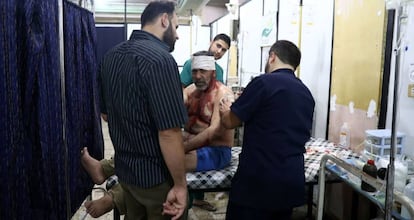 Un herido es tratado en un hospital de campaña en Duma, al este de la capital siria, Damasco.