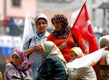 Seguidoras del AKP, en un mitin celebrado ayer en Trabzon, norte de Turquía.