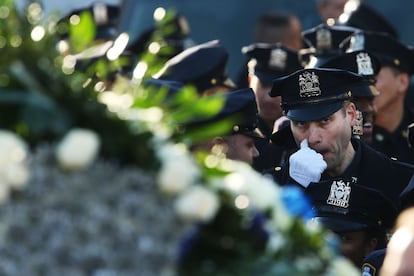 En la víspera del funeral, miles de uniformados se acercaron al velatorio para rendir homenaje al fallecido, formando durante seis horas una fila que ocupó hasta cinco manzanas.