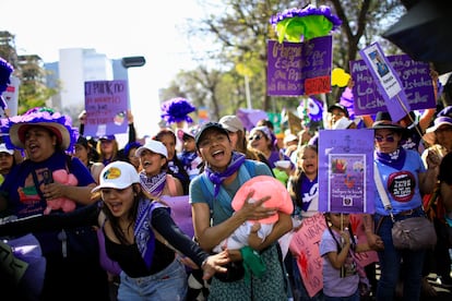 Mujeres se manifiestan durante las protestas del 8-M en Ciudad de México.