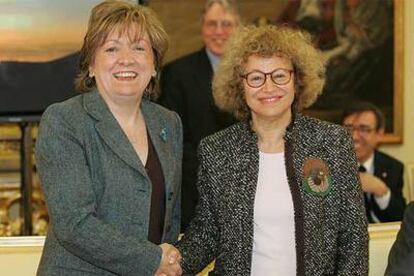 María Jesús San Segundo (izquierda) y Catherine Cesarsky, tras la firma del acuerdo.