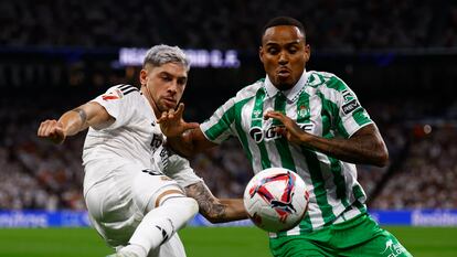 Fede Valverde golpea el balón ante Natan este domingo en el Bernabéu.