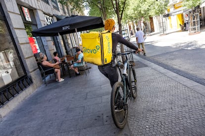 Un repartidor de Glovo en el centro de Madrid, el verano pasado.
