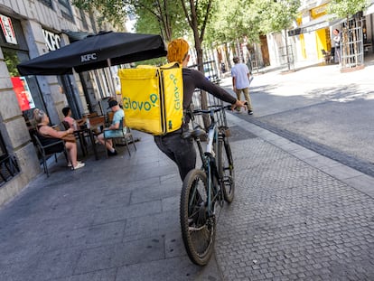 Un repartidor de Glovo en el centro de Madrid, el verano pasado.