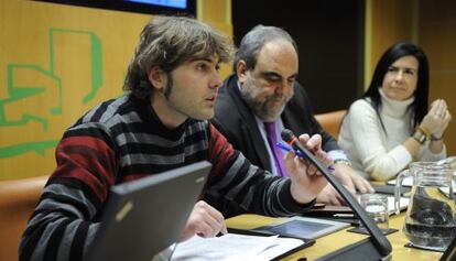 Un momento de la comparecencia, esta mañana, de la comisión de duplicidades ante el Parlamento vasco.