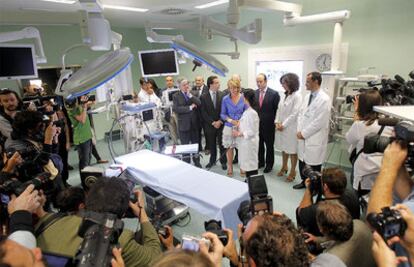La presidenta regional, Esperanza Aguirre, visita un quirófano del hospital de Torrejón de Ardoz en su inauguración.