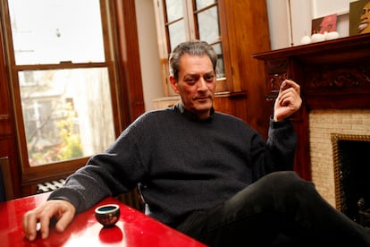 El escritor y director de cine estadounidense Paul Auster en su casa de Brooklyn, Nueva York, en 2006.