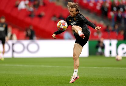 Luka Modric controla un balón, durante el último entrenamiento del Real Madrid antes de la final de la Champions.