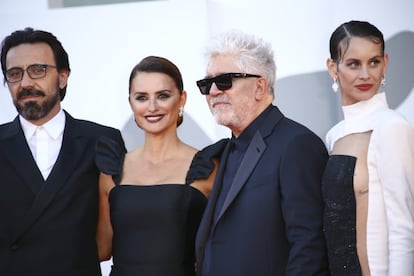 Israel Elejalede, Penélope Cruz, Pedro Almodóvar y Milena Smit en la alfombra roja de 'Madres Paralelas' en el festival de cine de Venecia.