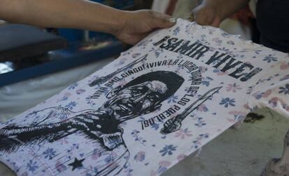 Una camiseta con la imagen del activista Samir Flores. 