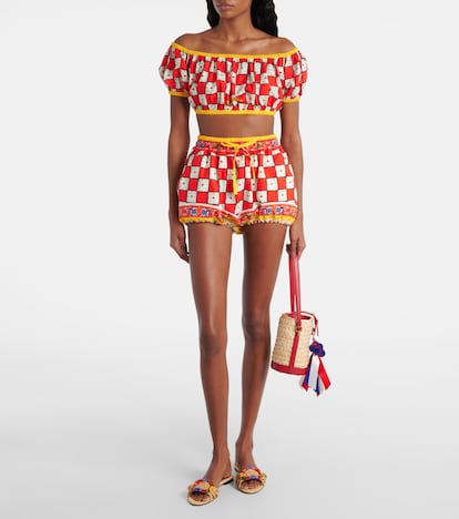 Con este diseño de Dolce & Gabbana, de la colección cápsula para My Theresa, nada puede salir mal. Tiene todos los ingredientes para convertirse en la prenda estrella de cualquier armario de verano: una silueta 'cropped', el escote 'Bardot' y la inspiración en la Sicilia más colorida. (795 euros) 