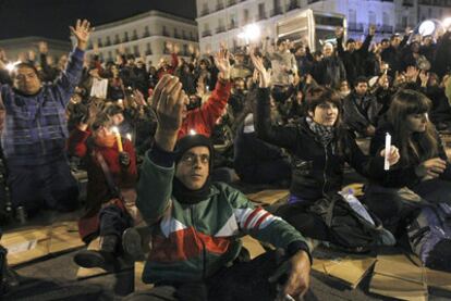 Unas 500 personas en silencio, algunas de ellas portando velas, alzaron las manos en Sol.