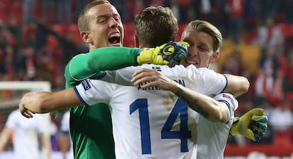 Los jugadores islandeses celebran su victoria ante Turquía.