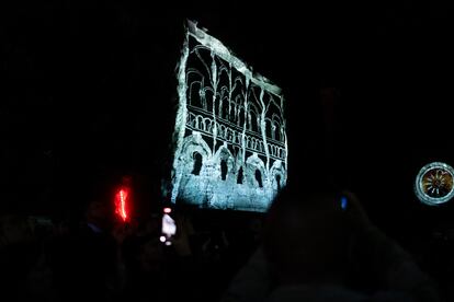 El show de 'mapping' tiene una duración de seis minutos, y se presenta cada 15 minutos todos los días. En la imagen, proyección del fragmento de una catedral sobre la roca de Zipaquirá.