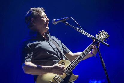 El cantante de Manic Street Preachers, James Dean Bradfield, durante su concierto en el Festival Internacional de Acci&oacute;n Artistica, Estrella de Levante SOS 4.8, de Murcia.