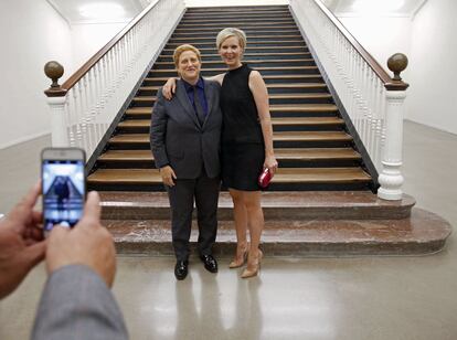 La actriz estadounidense Cynthia Nixon (d) posa junto a su pareja, Christine Marinoni (i), antes de presentar su película "A quiet passion".