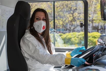 La conductora de TMB Rosa María lirola transporta a pacientes de Covid-19 al Hotel Melià para pasar la cuarentena.