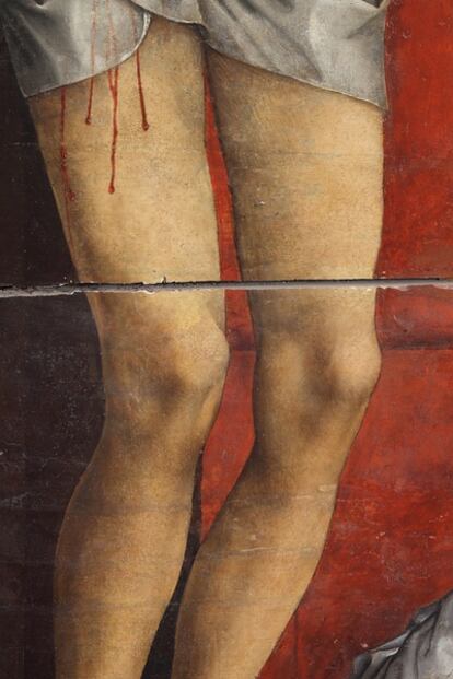 Detalle de 'El calvario' de Rogier van der Weyden de la grieta que divide el cuadro a la altura de las rodillas de Cristo.