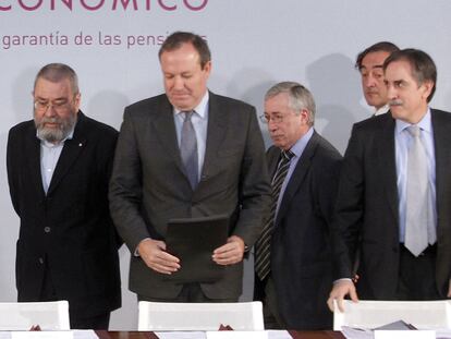 Organizaciones sindicales y empresariales, en la firma del acuerdo social del pasado febrero, junto al ministro de trabajo.