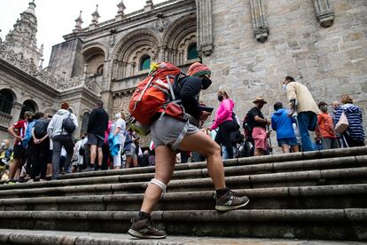 Peregrinos y turistas en la ciudad de Santiago de Compostela, en julio.