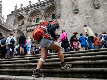 Peregrinos y turistas en la ciudad de Santiago de Compostela, en julio.