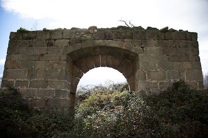 Arco de medio punto de un probable palacio del siglo XV, atribuido a Isabel la Católica por un informe arqueológico de 2005, en el Monesterio de San Lorenzo de El Escorial.