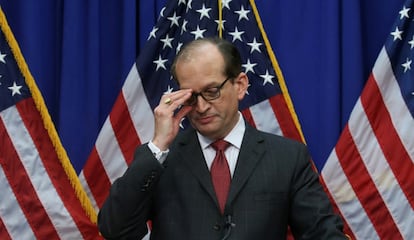 El secretario de Trabajo estadounidense, Alexander Acosta, en una comparecencia el 10 de julio de 2019 tras darse a conocer su papel en el caso de abuso de menores por parte de Jeffrey Epstein.