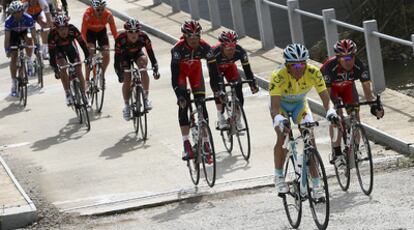 Alberto Contador, al frente del pelotón de la Vuelta al Algarve.