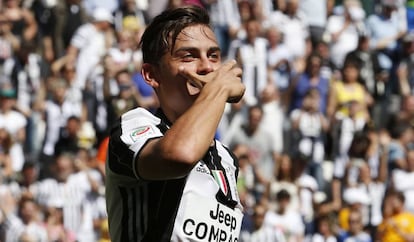 Dybala repete sua comemoração com máscara em gol contra o Crotone.