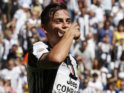 Dybala repete sua comemoração com máscara em gol contra o Crotone.