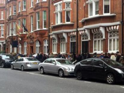 Las colas en el Consulado en Londres, el pasado lunes.