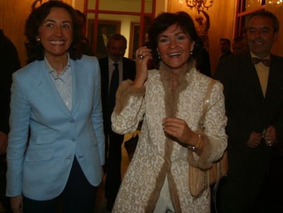 Rosa Aguilar y Carmen Calvo, en una imagen de archivo.