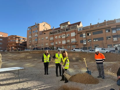 La vicealcaldesa de Madrid, Inma Sanz; el delegado de Políticas de Vivienda y presidente de EMVS Madrid, Alvaro González; y la concejala de Tetuán, Paula Gómez-Angulo, colocan la primera piedra en una nueva promoción en el distrito.