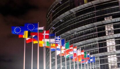 Las banderas de los países de la UE, en el Parlamento de Estrasburgo.