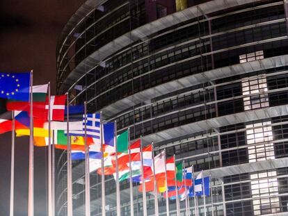 Las banderas de los países de la UE, en el Parlamento de Estrasburgo.