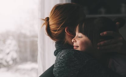 Uma mãe com a filha: autora reflete sobre desafios da maternidade.