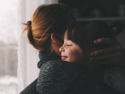 Uma mãe com a filha: autora reflete sobre desafios da maternidade.