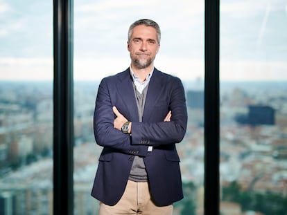 Carlos Franganillo se incorporará a Mediaset el próximo enero para presentar la edición de la noche de los informativos de Telecinco, y sustituirá a Pedro Piqueras, que a finales de año se retirará por decisión “propia, comunicada y consensuada hace meses” con la compañía. El grupo de comunicación aseguró en una nota de prensa que con este fichaje da un paso más en el proceso de ­reestructuración de su área de informativos que abre el próximo enero. La propuesta planteada al periodista de TVE ha sido una de las primeras iniciativas llevadas a cabo por el nuevo director de Informativos de Mediaset España, Francisco Moreno.