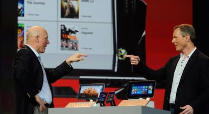 Steve Ballmer (I) junto a Paul E. Jacobs en el CES 2013.  