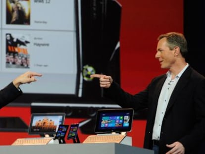 Steve Ballmer (I) junto a Paul E. Jacobs en el CES 2013.  