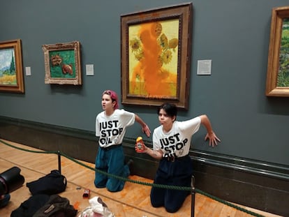 Las dos jóvenes que arrojaron sopa de tomate contra 'Los girasoles' de Van Gogh en la National Gallery de Londres, el 14 de octubre.