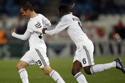 Van der Vaart festeja el gol de la victoria madridista mientras Diarra corre a abrazarle.